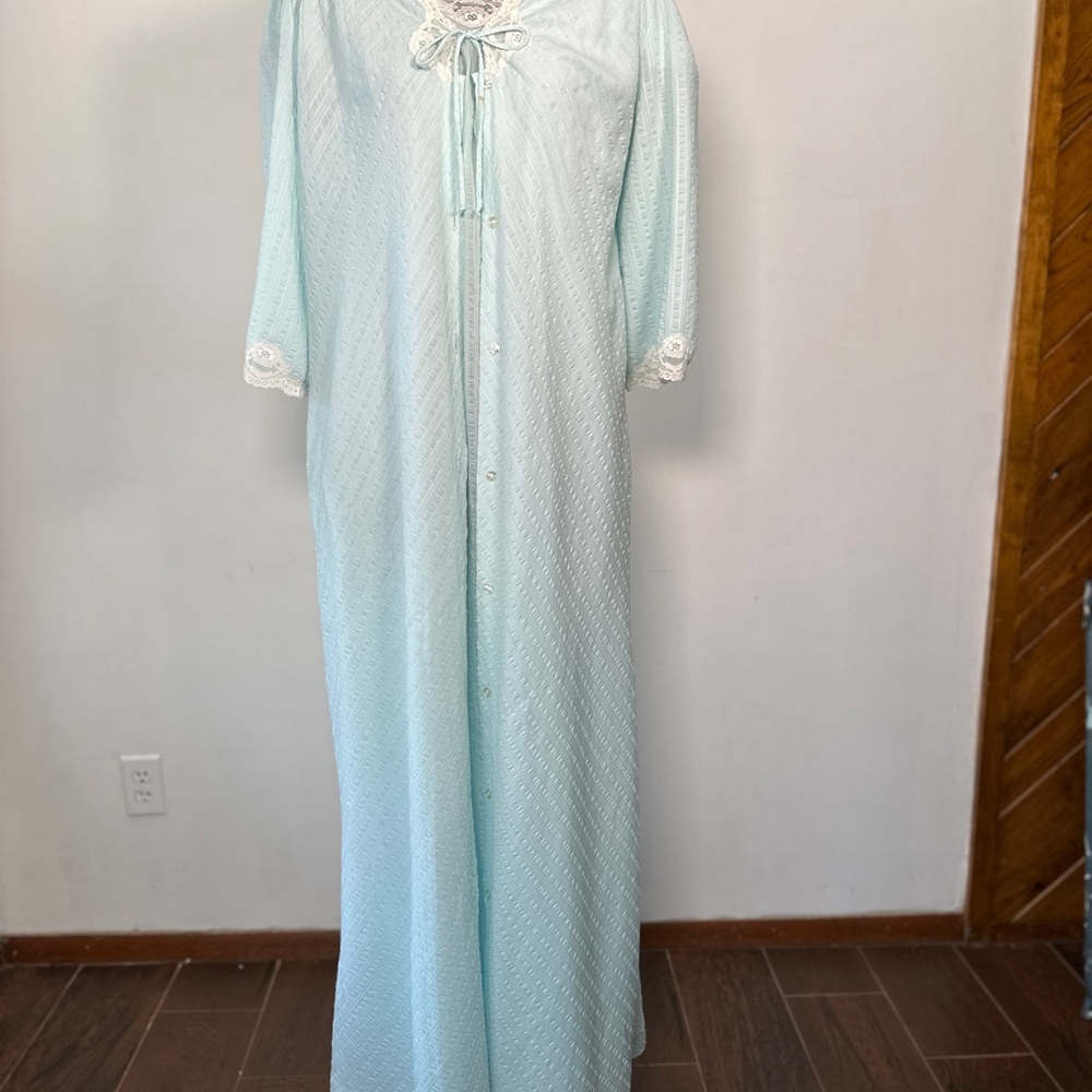 Vintage 70s Seersucker Light Blue Flutter Sleeve Lace Night Gown & Robe 2 pc S/M